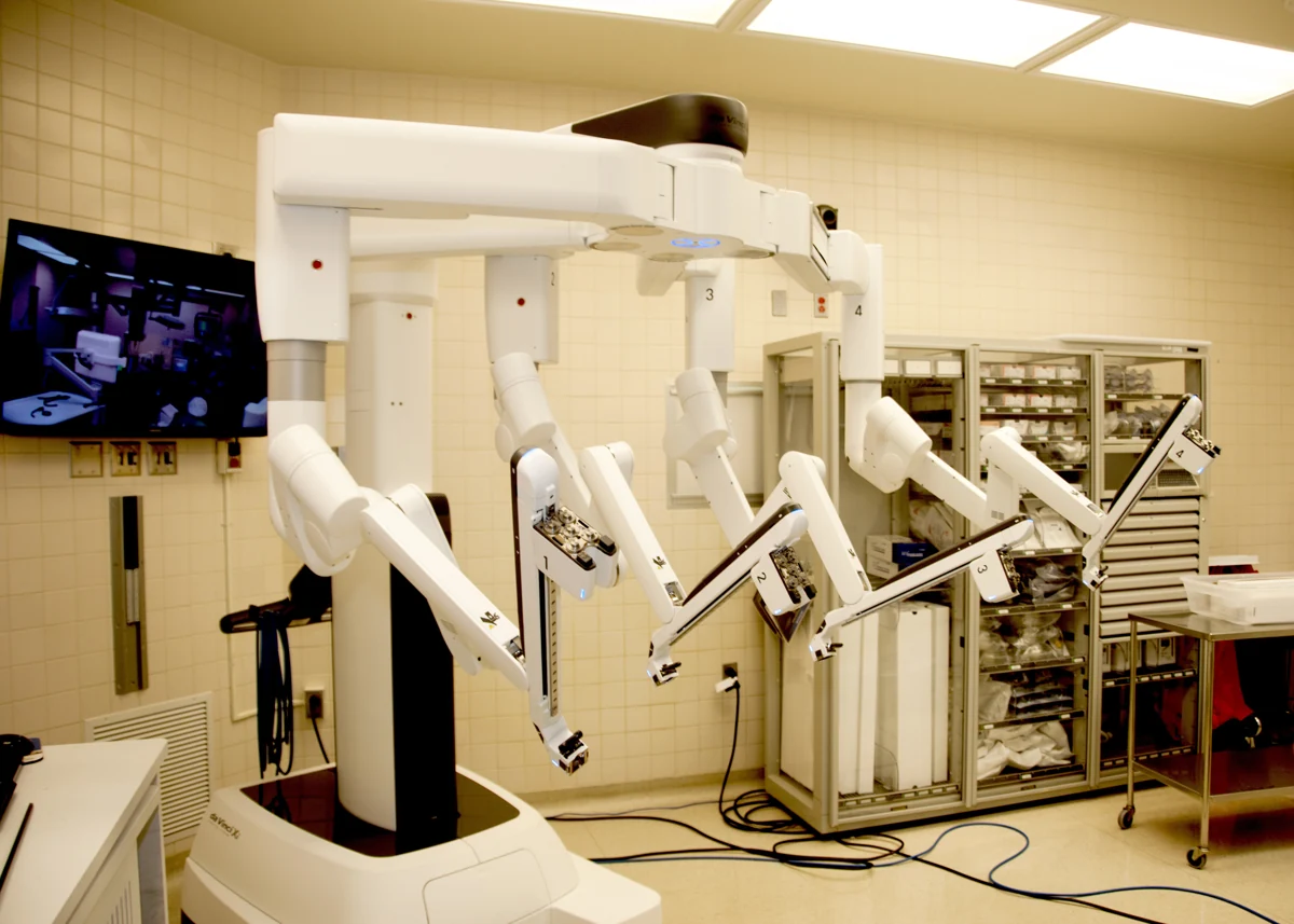 Ameliyathanede da Vinci Xi robotik cerrahi sisteminin kolları
